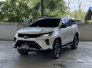 Toyota Fortuner รุ่น 2.4 Legender Black Top สีขาว AT ปี 2022