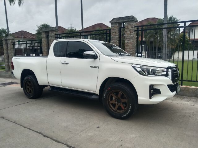 รถ Toyota Hilux Revo 2.4 Prerunner E สี ขาว