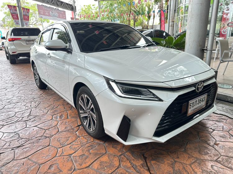 รถ Toyota Yaris ATIV 1.2 Premium สี ขาว