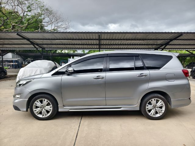Toyota Innova 2017 2.8 Crysta V ดีเซล เกียร์อัตโนมัติ บรอนซ์เงิน