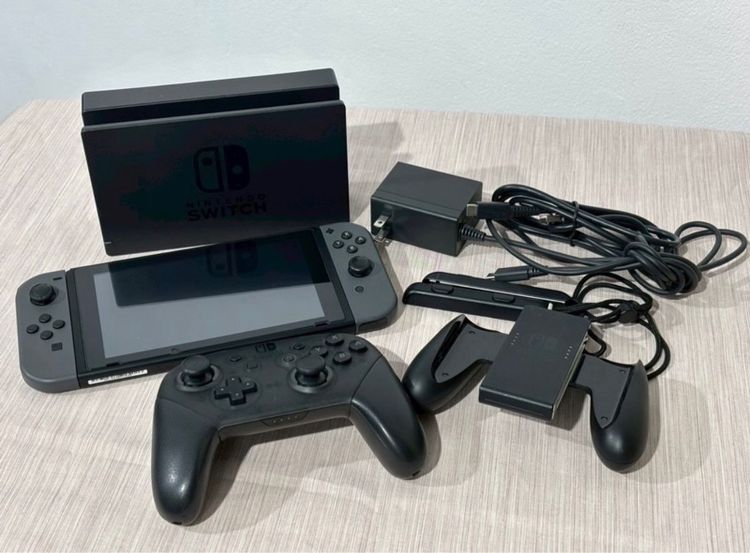 Nintendo Switch V2 HAC-001-01 Set ให้ทั้งเซตเลยค่ะ สภาพโดยรวมยังดีค่ะใช้งานปกติเลย