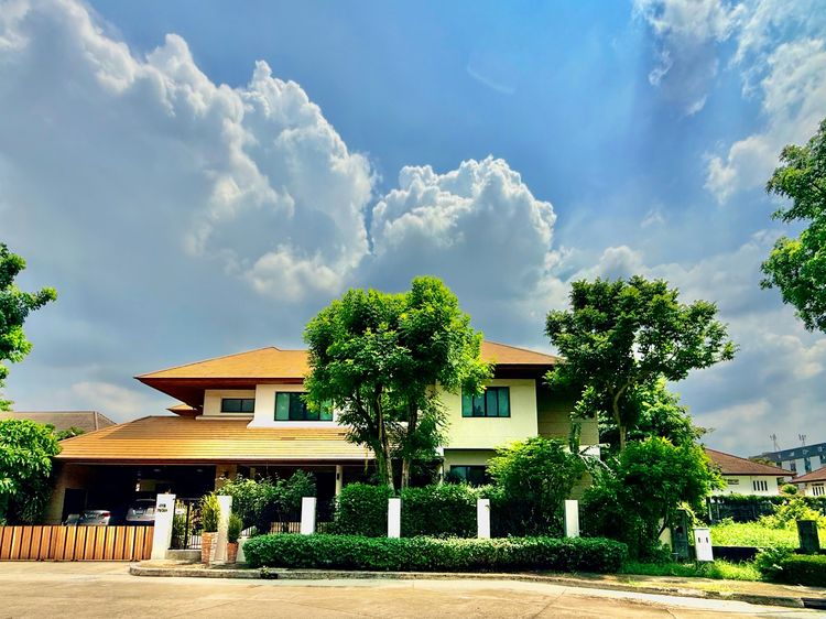 ขายบ้านเดี่ยวหลังใหญ่ 243 ตร.วา หมู่บ้านปัญญาอินทรา P1 พื้นที่ใช้สอย 560 ตร.ม. ทิศใต้ ฮวงจุ้ยเศรษฐี มีบ่อปลาคาร์ฟและสวนสวยหลังบ้าน