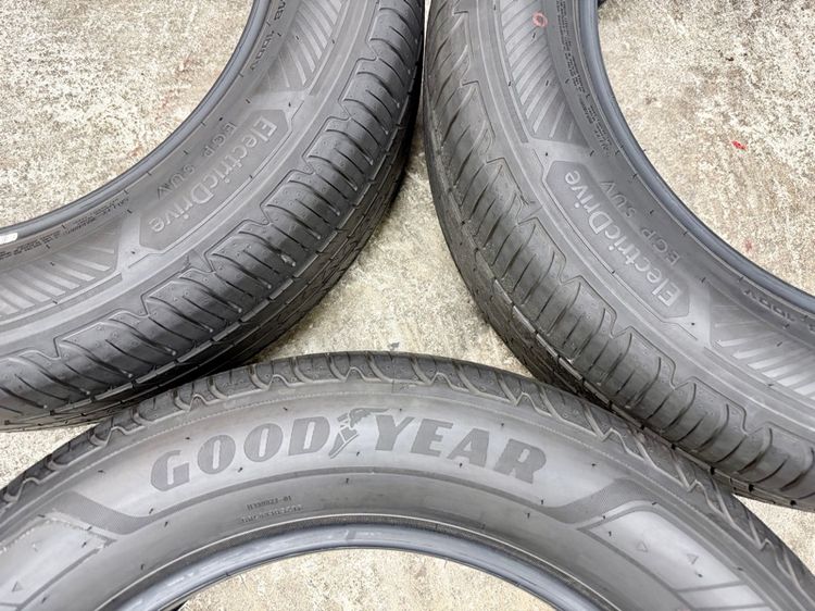 ยางถอดป้ายแดงขอบ 18” ยี่ห้อ GOODYEAR ขนาด 225-60R18 ปี 25 ตุ่มหน้ายางยังอยู่ครบ