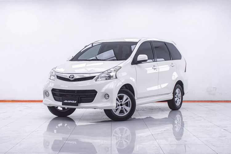 รถ Toyota Avanza 1.5 S สี ขาว