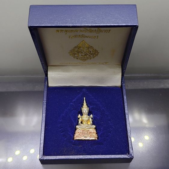 พระพุทธมหามณีรัตนปฏิมากร (พระแก้วมรกต) เนื้อเงินสามกษัตริย์ กรมสรรพสามิต ครบรอบ 64 ปี พ.ศ.2539 พร้อมกล่องเดิม