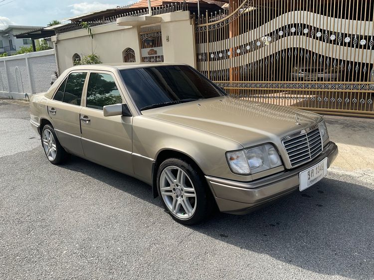 รถ Mercedes-Benz E-Class E220 สี บรอนซ์ทอง