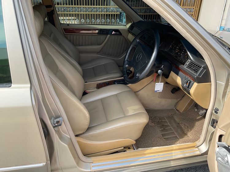 Mercedes-Benz E-Class 1995 E220 Sedan เบนซิน LPG เกียร์อัตโนมัติ บรอนซ์ทอง รูปที่ 4