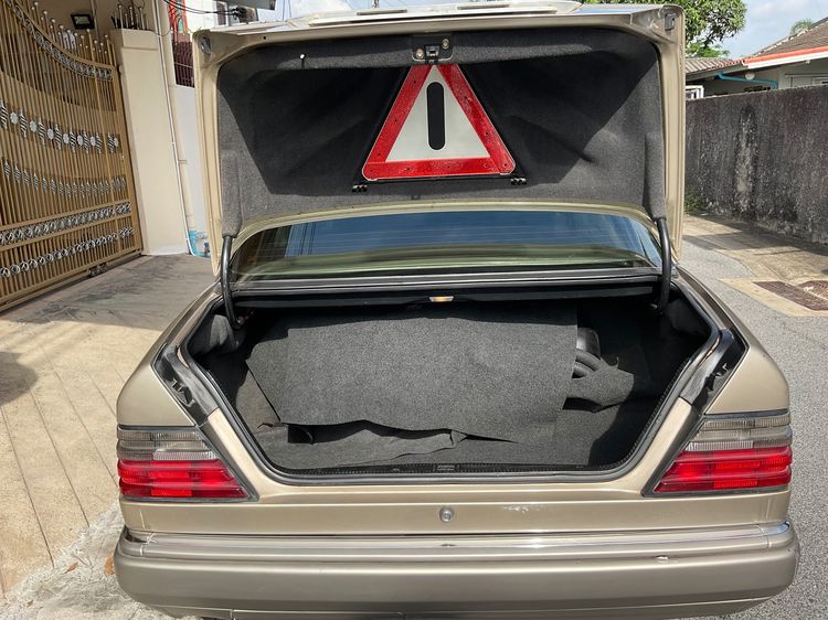 Mercedes-Benz E-Class 1995 E220 Sedan เบนซิน LPG เกียร์อัตโนมัติ บรอนซ์ทอง รูปที่ 3