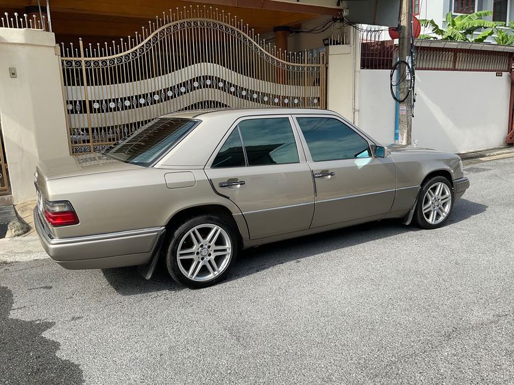 Mercedes-Benz E-Class 1995 E220 Sedan เบนซิน LPG เกียร์อัตโนมัติ บรอนซ์ทอง รูปที่ 2
