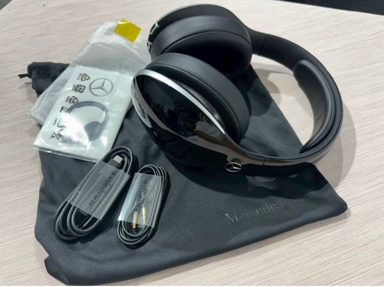 Mercedes-Benz Bluetooth Headphones  หูฟังบลูทูธสภาพดีมากใช้งานปกติเลยค่ะ