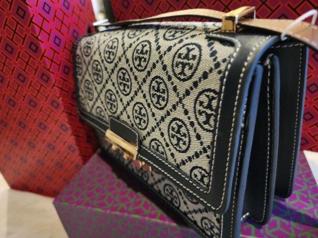 Tory Burch Monogram Crossbody รูปที่ 4
