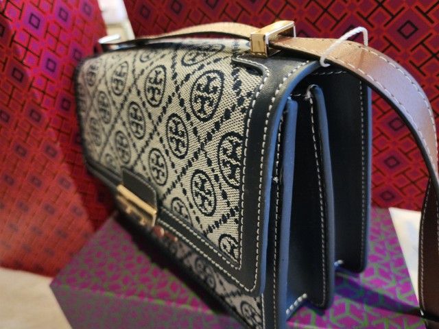 Tory Burch Monogram Crossbody รูปที่ 5