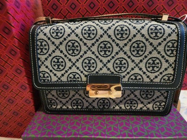 Tory Burch Monogram Crossbody รูปที่ 6