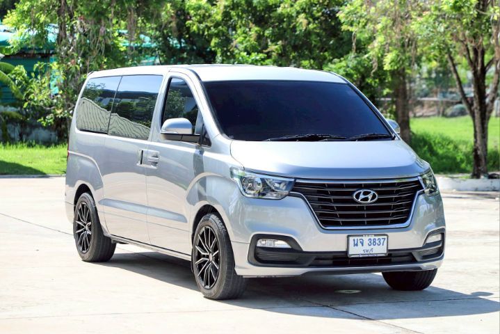 รถ Hyundai H-1  2.5 Maesto Touring สี บรอนซ์เงิน