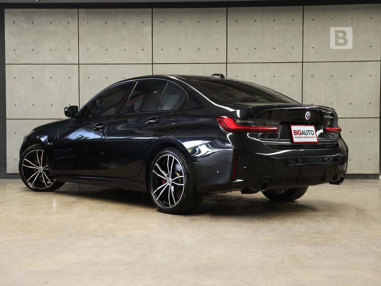 BMW Series 3 2023 330e Sedan ปลั๊กอินไฮบริด (PHEV) ไม่ติดแก๊ส เกียร์อัตโนมัติ ดำ รูปที่ 4