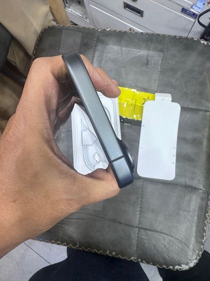 ขาย iPhone 17 256g สีดำครบกล่อง หมดประกัน 3-06-70  รอบชาร์จ0 นัดรับกทม ราคา 26900 บาท รูปที่ 3