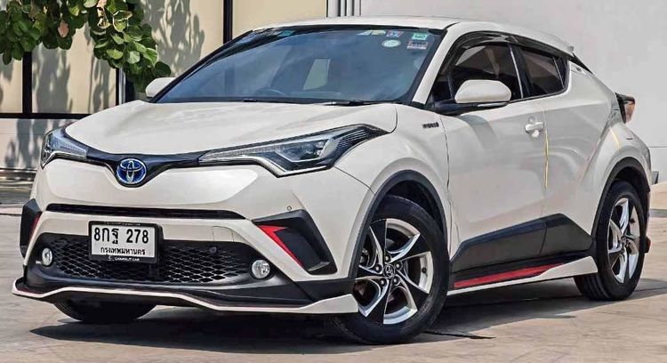 รถ Toyota C-HR 1.8 HV Mid สี ขาว