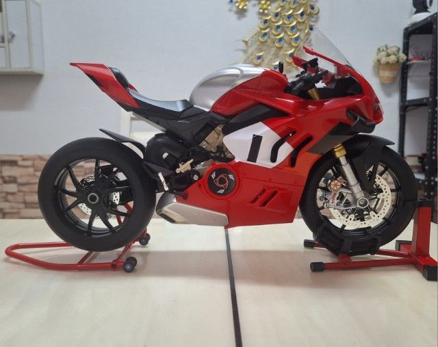 โมเดลรถมอเตอร์ไซด์ ดูคาติ V4R  ขนาด 1:6 รูปที่ 2