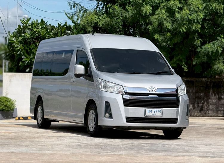 รถ Toyota Commuter 2.8 สี เทา