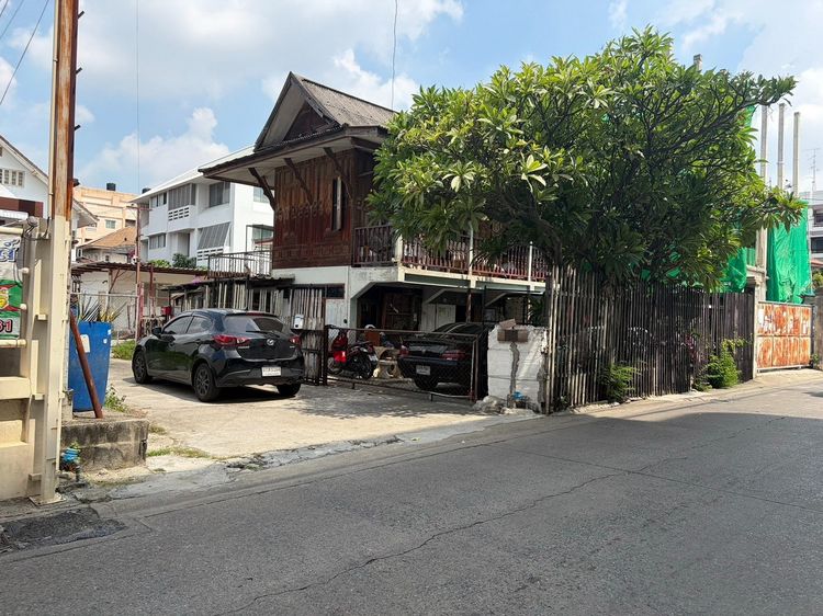 ขายที่ดิน 1 ไร่ 21 ตร.วา พร้อมสิ่งปลูกสร้าง ซอยลาดพร้าว 80 แยก 12 ใกล้ MRT มหาดไทย ราคา 48 ล้านบาท