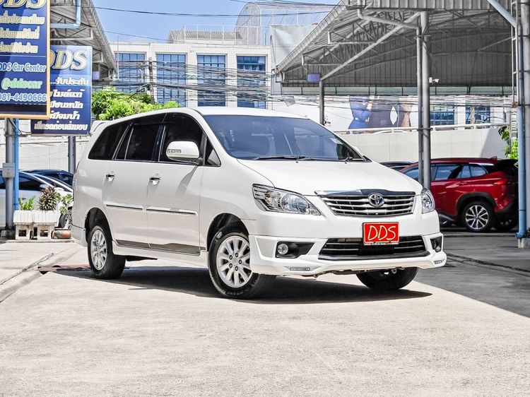 รถ Toyota Innova 2.0 V สี ขาว