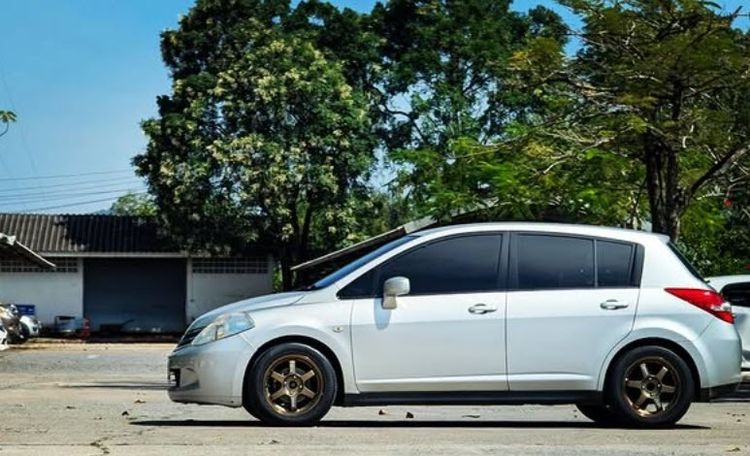 รถ Nissan Tiida 1.8 G สี บรอนซ์เงิน