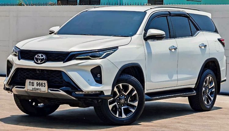 รถ Toyota Fortuner 2.4 Leader G สี ขาว