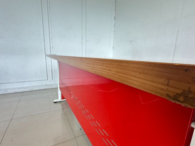 โต๊ะทำงาน ท็อปไม้ MDF สีขาว ขอบลายไม้สีน้ำตาล โครงขาเหล็กสีขาว-แดง  รูปที่ 10