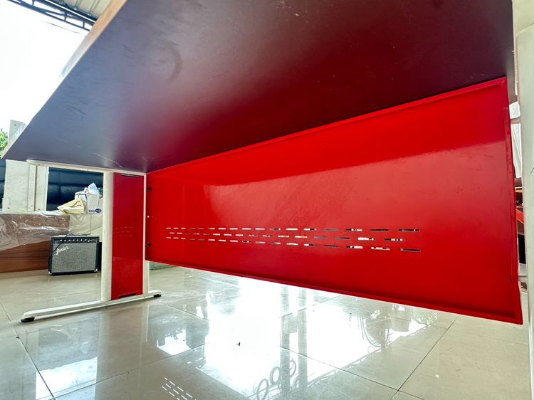 โต๊ะทำงาน ท็อปไม้ MDF สีขาว ขอบลายไม้สีน้ำตาล โครงขาเหล็กสีขาว-แดง  รูปที่ 7