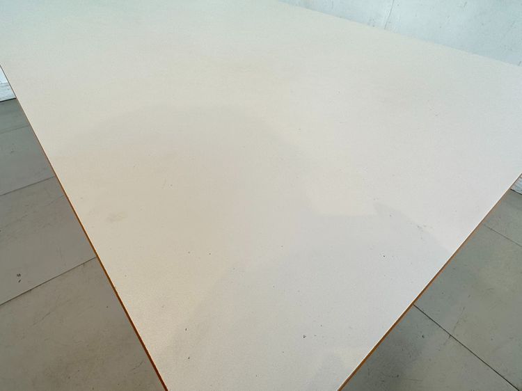 โต๊ะทำงาน ท็อปไม้ MDF สีขาว ขอบลายไม้สีน้ำตาล โครงขาเหล็กสีขาว-แดง  รูปที่ 8