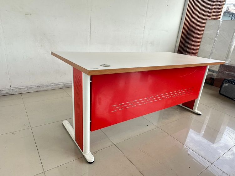 โต๊ะทำงาน ท็อปไม้ MDF สีขาว ขอบลายไม้สีน้ำตาล โครงขาเหล็กสีขาว-แดง  รูปที่ 3