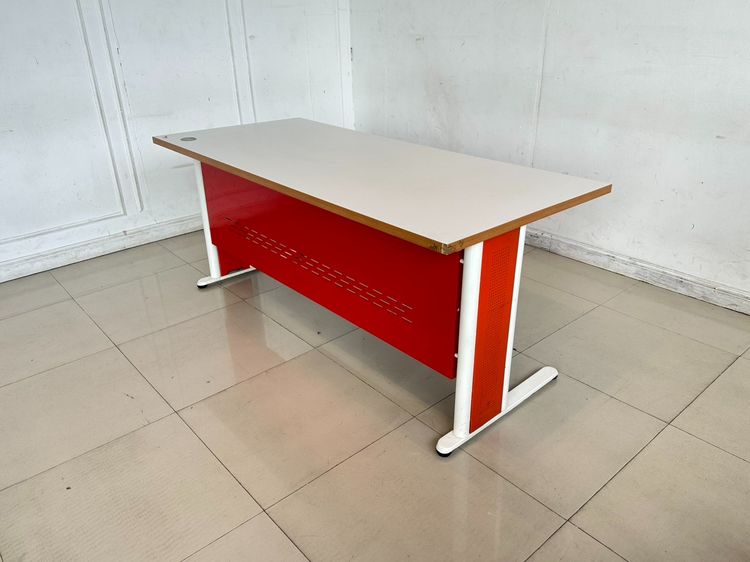 โต๊ะทำงาน ท็อปไม้ MDF สีขาว ขอบลายไม้สีน้ำตาล โครงขาเหล็กสีขาว-แดง  รูปที่ 4