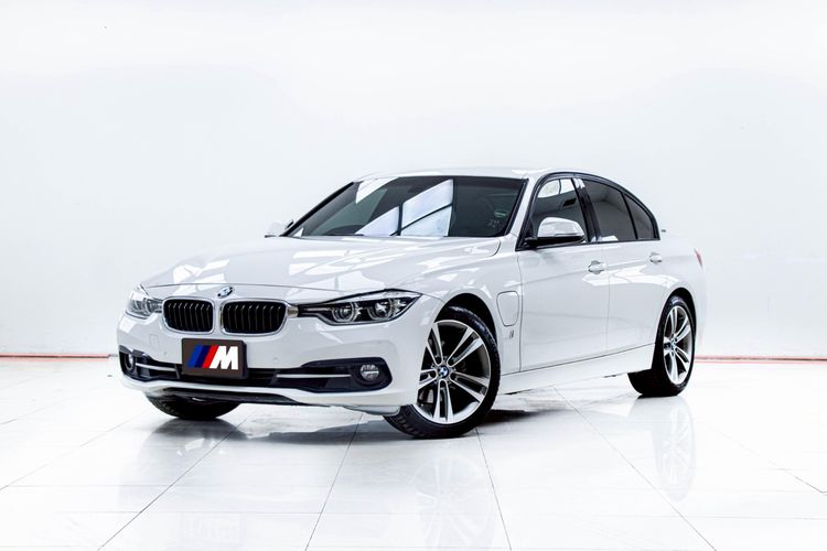 รถ BMW Series 3 330e สี ขาว