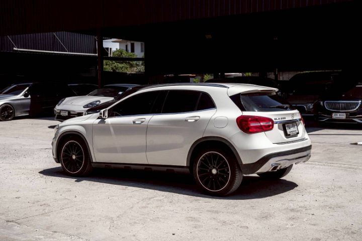 Mercedes-Benz GLA-Class 2016 GLA200 Sedan เบนซิน ขาว รูปที่ 4