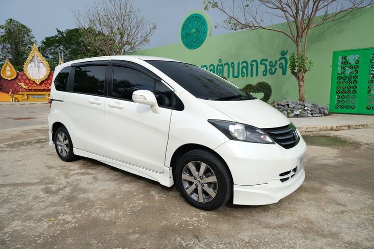 HONDA FREED 1.5SE TOP เกียร์ออโต้ สีขาววมุก เบาะหนังสีครีม ปี 2013