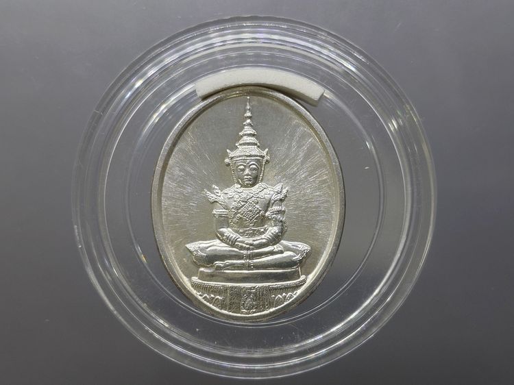 เหรียญพระแก้วมรกต ภปร รุ่นแรก ทรงเครื่องฤดูร้อน เนื้อเงิน ฉลองกรุงรัตนโกสินทร์ 200 ปี พ.ศ.2525 สภาพสวย รูปที่ 7