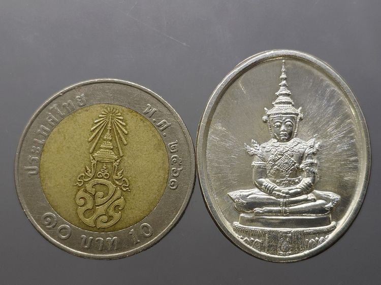 เหรียญพระแก้วมรกต ภปร รุ่นแรก ทรงเครื่องฤดูร้อน เนื้อเงิน ฉลองกรุงรัตนโกสินทร์ 200 ปี พ.ศ.2525 สภาพสวย รูปที่ 6