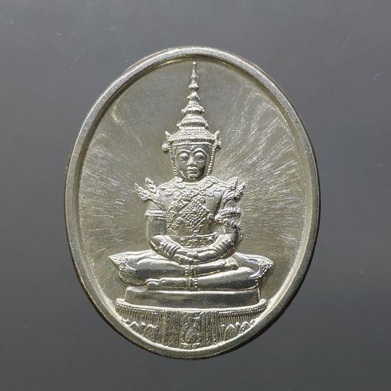 เหรียญพระแก้วมรกต ภปร รุ่นแรก ทรงเครื่องฤดูร้อน เนื้อเงิน ฉลองกรุงรัตนโกสินทร์ 200 ปี พ.ศ.2525 สภาพสวย