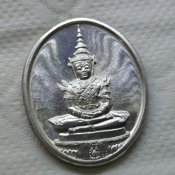 เหรียญพระแก้วมรกต ภปร รุ่นแรก ทรงเครื่องฤดูร้อน เนื้อเงิน ฉลองกรุงรัตนโกสินทร์ 200 ปี พ.ศ.2525 สภาพสวย รูปที่ 3
