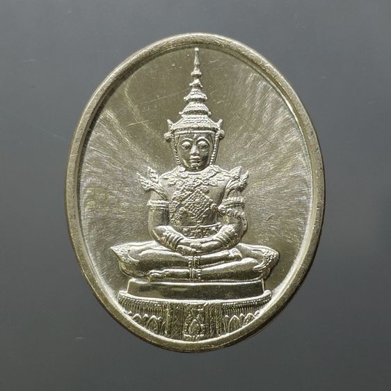 เหรียญพระแก้วมรกต ภปร รุ่นสอง ทรงเครื่องฤดูร้อน เนื้อเงิน ฉลองกรุงรัตนโกสินทร์ 200 ปี พ.ศ.2525 พร้อมกล่องเดิม รูปที่ 3