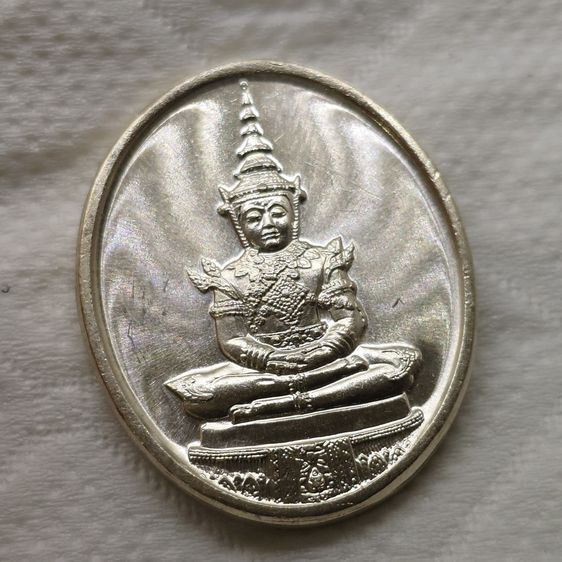 เหรียญพระแก้วมรกต ภปร รุ่นสอง ทรงเครื่องฤดูร้อน เนื้อเงิน ฉลองกรุงรัตนโกสินทร์ 200 ปี พ.ศ.2525 พร้อมกล่องเดิม รูปที่ 5