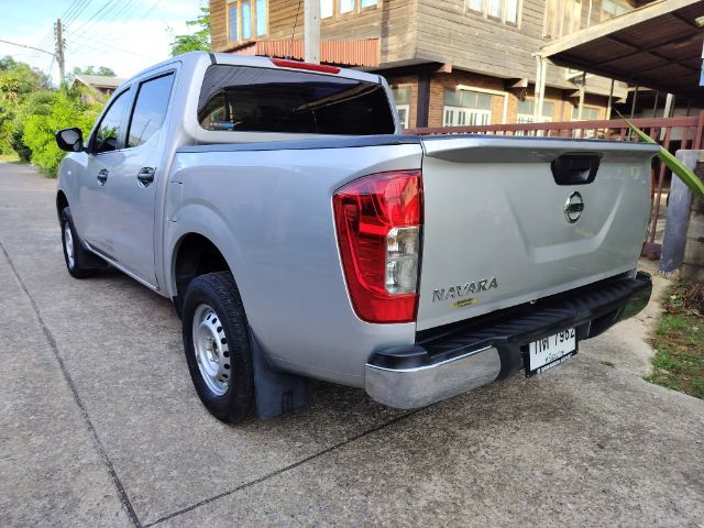 Nissan NP300-NAVARA 2018 2.5 E Double Cab Calibre Benzine Pickup ดีเซล เกียร์ธรรมดา บรอนซ์เงิน รูปที่ 4