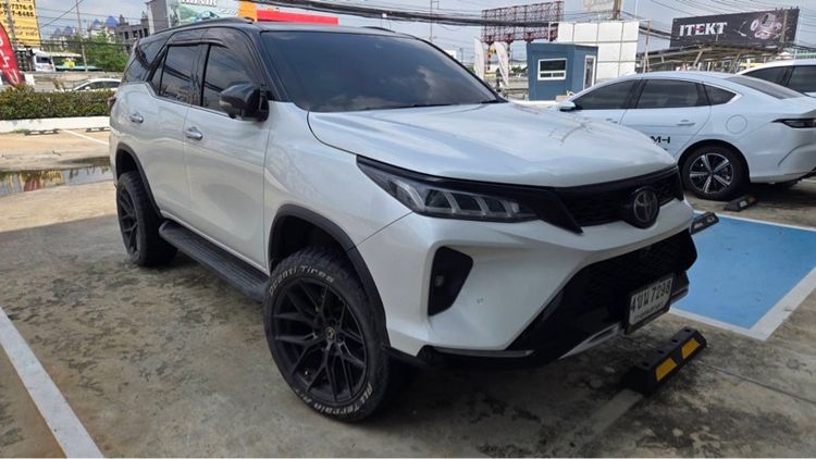 รถ Toyota Fortuner 2.4 Legender Black Top 4WD สี ขาว
