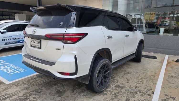 Toyota Fortuner 2023 2.4 Legender Black Top 4WD Utility-car ดีเซล ไม่ติดแก๊ส เกียร์อัตโนมัติ ขาว รูปที่ 4