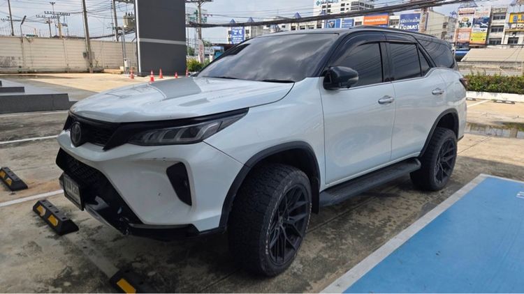 Toyota Fortuner 2023 2.4 Legender Black Top 4WD Utility-car ดีเซล ไม่ติดแก๊ส เกียร์อัตโนมัติ ขาว รูปที่ 3