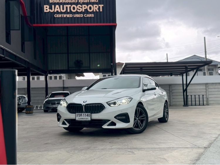 BMW Series 2 2022 220i Sedan เบนซิน ไม่ติดแก๊ส เกียร์อัตโนมัติ ขาว รูปที่ 2