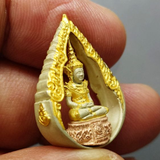 พระแก้วมรกต ภปร ( รุ่นแรก ) ฉลองครบ 75 พรรษา รัชกาลที่9 เนื้อเงินสามกษัตริย์ พิมพ์หยดน้ำ ปี2545 พร้อมกล่องเดิม รูปที่ 5