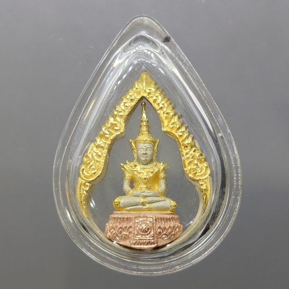 พระแก้วมรกต ภปร ( รุ่นแรก ) ฉลองครบ 75 พรรษา รัชกาลที่9 เนื้อเงินสามกษัตริย์ พิมพ์หยดน้ำ ปี2545 พร้อมกล่องเดิม รูปที่ 2