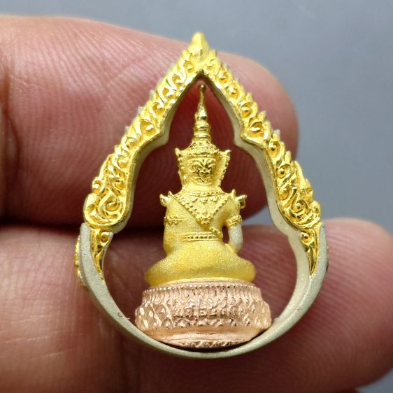 พระแก้วมรกต ภปร ( รุ่นแรก ) ฉลองครบ 75 พรรษา รัชกาลที่9 เนื้อเงินสามกษัตริย์ พิมพ์หยดน้ำ ปี2545 พร้อมกล่องเดิม รูปที่ 4