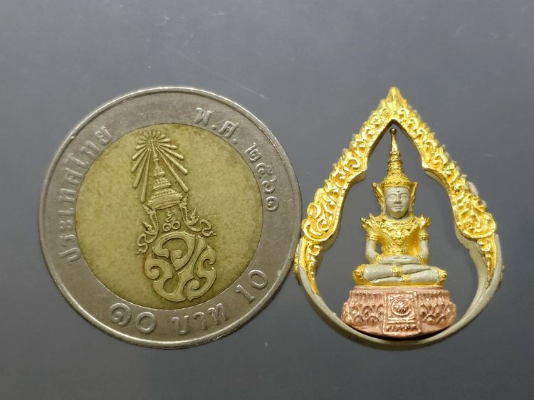 พระแก้วมรกต ภปร ( รุ่นแรก ) ฉลองครบ 75 พรรษา รัชกาลที่9 เนื้อเงินสามกษัตริย์ พิมพ์หยดน้ำ ปี2545 พร้อมกล่องเดิม รูปที่ 8